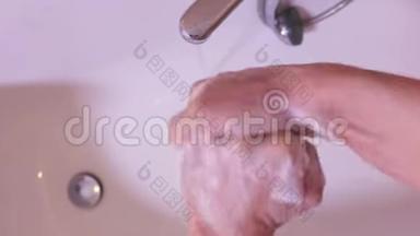 女人用肥皂洗手