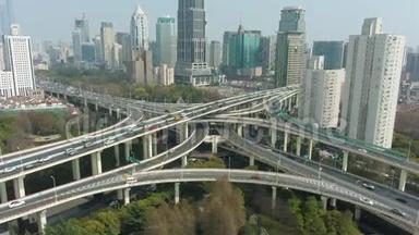 严`阳光明媚的一天，一条<strong>高架</strong>路。 <strong>上海</strong>城。 中国。 鸟瞰图