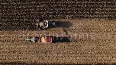 电动联合收割机农业机械在田间采集黄金熟玉米.. 秋季收获玉米