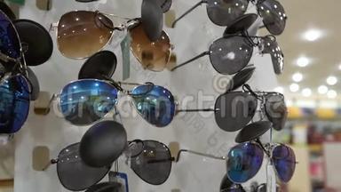 廉价的太阳镜，低质量的展示在商店，是用来保护眼睛免受阳光。