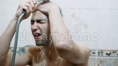 滑稽男子在淋浴间唱歌跳舞、浴室洗头的肖像