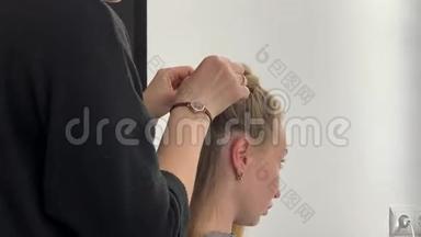 理发师编辫子的女人在<strong>美发</strong>沙龙`头发。