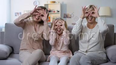 孩子与母<strong>亲</strong>和<strong>奶奶</strong>做滑稽的脸，手势护目镜，有趣