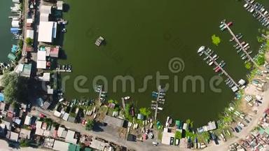在河港的高空，有水中绿藻的房屋和船只