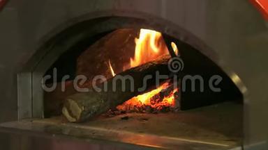 披萨用木<strong>烤箱</strong>。 金属<strong>烤箱</strong>，用于木材上的披萨。