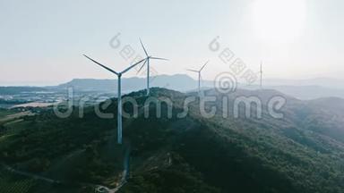 风轮机养殖场上美丽的晚山景观.. 绿色生态世界可再生能源生产。 公寓