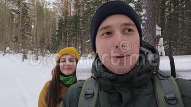 一个年轻人，一个<strong>视频</strong>博主，正在和他的女朋友在<strong>森林</strong>里录制一段<strong>视频</strong>。