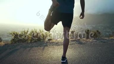 健身男跑步运动员跑步前伸展腿部