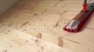环保涂料。 打扫房子。 赤脚女人拖木地板