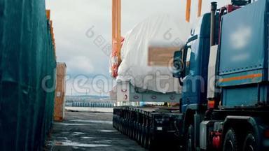 货物运输-一辆大卡车接近货物并准备装运
