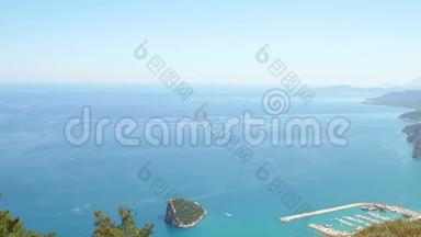 从高山上看到蔚蓝的大海和土耳其海岸的美丽景色。