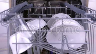 男人在<strong>洗碗机</strong>里放了一个杯子，把篮子然后运行<strong>洗碗机</strong>。