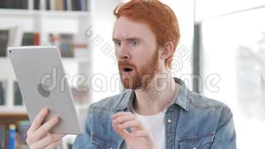 临时红发男子在使用平板电脑时应对损失