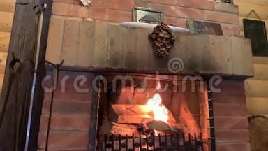 关于壁炉中火是如何燃烧的慢速视频