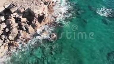 无人机拍摄了清澈透明的海浪与岩石海滩<strong>相遇</strong>，悬崖飞溅，创造白色泡沫。 奥塞亚航空景观