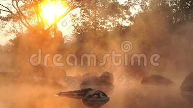 <strong>温泉</strong>翁森天然浴在国家公园蔡森，兰邦泰国。 早上的日出。 自然<strong>温泉</strong>浴