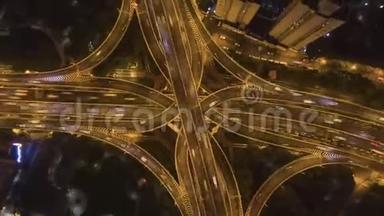严`夜间高架路交叉口。 上海城。 中国。 高空俯视图