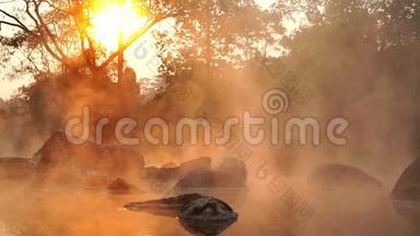 <strong>温泉</strong>翁森天然浴在国家公园蔡森，兰邦泰国。 早上的日出。 自然<strong>温泉</strong>浴