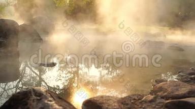 温泉翁森天然浴在国家公园蔡森，兰邦泰国。 早上的日出。 自然温泉浴