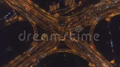 严`夜间高架道路天桥。 上海城。 中国。 高空垂直俯视图