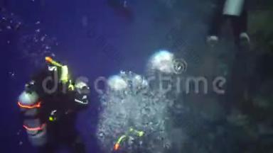 埃及，MarsaAlam，AbuDabab-2019年3月13日：潜水员的气泡在水中闪闪发光。 水肺的气泡