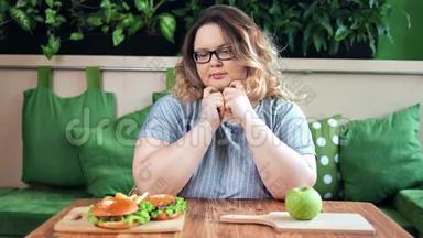 肥胖的胖女人在饮食中选择快餐和新鲜的绿色苹果中特写