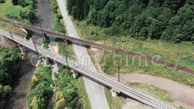 两座混凝土铁路桥梁的空中无人机景观。 铁路桥梁通过小河的俯视图.. 新旧铁路