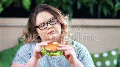 可疑肥胖妇女饮食拒绝不健康汉堡快餐的画像