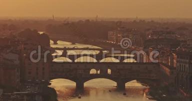 日落时佛罗伦萨大桥全景，背景是群山。 旅游，生活方式，城市理念.. 拍摄
