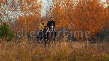 两个女人骑在马背上，在田野上奔跑得很开心