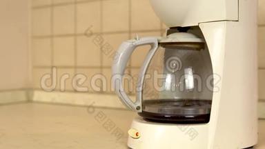 咖啡是用咖啡机冲泡的。 咖啡和饮料一起滴在瓶子里。 早餐饮料。 脏咖啡机