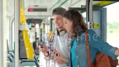 男女游客使用电话购买<strong>公共交通工具</strong>门票