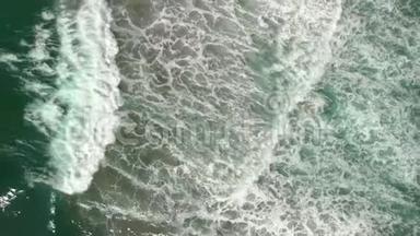 从高空俯瞰俄勒冈州海岸的波浪和绿松石水。