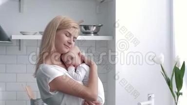 年轻母亲的画像在厨房里牵着刚出生的小女孩的手，慈爱的父母温柔地拥抱和亲吻她的孩子