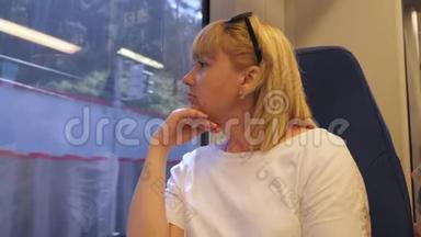 一个女人坐火车旅行。 坐在火车上的女人看着窗外。 <strong>旅游</strong>和<strong>旅游</strong>的概念