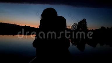 一个欧洲女孩在湖中划独木舟，鸟儿在美丽的风景下经过