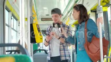 男女游客使用电话购买公共交通工具<strong>门票</strong>