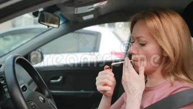 压着女人在车里抽烟，检查时间。 交通堵塞