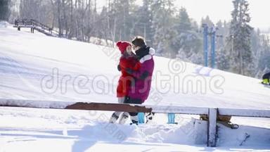阳光明媚的一天，一对<strong>情侣</strong>在滑雪场约会。 冬季，体育，假日，关系，爱情，<strong>圣诞节</strong>，生活方式