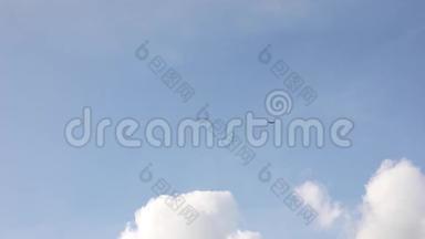 飞行飞机运输围绕着晴朗的蓝天夏季天极端长镜头