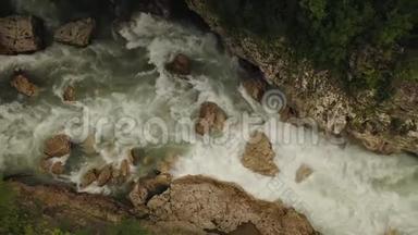 空中无人机俯视着一个深深的哈卓克<strong>峡谷</strong>和快速白色<strong>河流</strong>贝拉亚。 山河美景