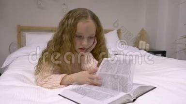 小女孩在看书。