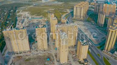 高空俯视飞行大规模建造住宅综合体，以看到建筑起重机和沥青高W