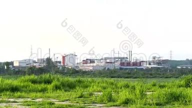 清晨，一家<strong>化工</strong>厂在一片绿色的稻田中间，烟囱冒烟~<strong>工厂</strong>的管道污染