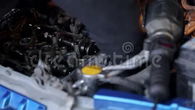 机修工手上戴着手套`他修理汽车里的发动机。