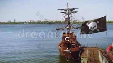 停泊在码头的木船，船上挂着海盗旗和黑帆