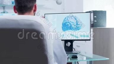 现代研究中心的医生看三维脑扫描