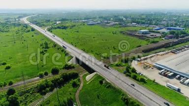 高速公路靠近大型仓库和绿色视野