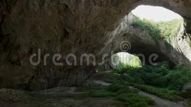 山中的大天然洞穴.