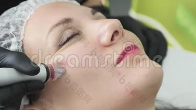特写美容师用特殊的仪器在病人脸上做水皮和清洁。